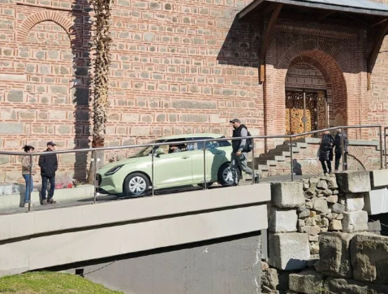 Кола се озова на Главната СНИМКИ