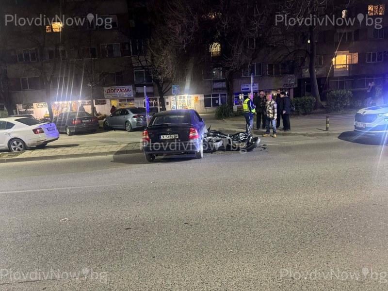 Мотор и кола се удариха в центъра на Пловдив, мотористът е в болница