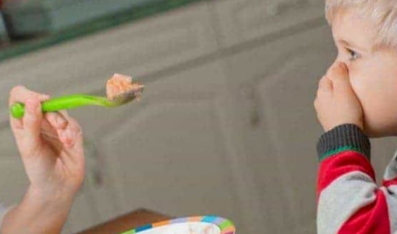 Важно за родители! Детето бута и плюе храната, какво да правите?