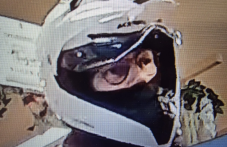 Мъж с каска напусна магазин в Пловдив с неплатена стока ВИДЕО