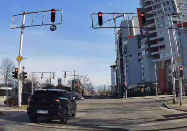 Джип прелетя на червено посред бял ден в Пловдив