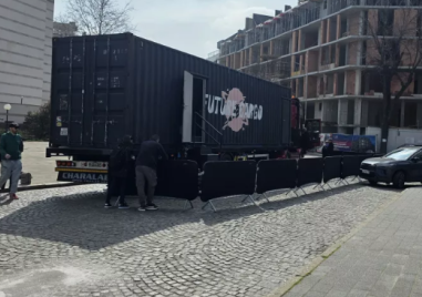 Сцената камион на балета на Гръцката опера вече е монтирана