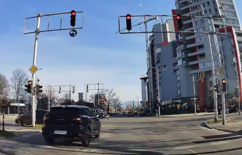 Джип прелетя на червено посред бял ден в Пловдив