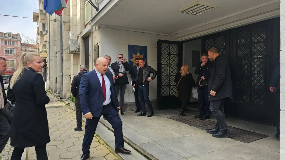 Компрометирани кадри се връщат в полицията, за да гарантират „честни избори“