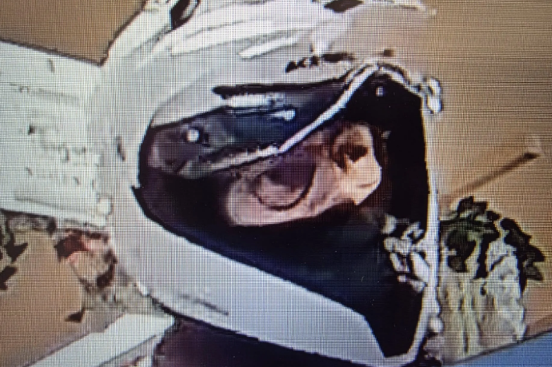 Мъж с каска напусна магазин в Пловдив с неплатена стока ВИДЕО