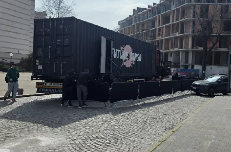 Сцената камион на балета на Гръцката опера вече е монтирана