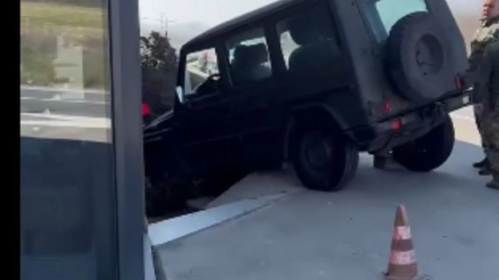 Военен джип се заби в ресторант на пътя между Калофер и Карлово