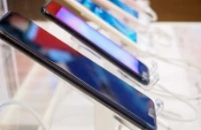 Асеновградчанин си спретна скандал в офис на мобилен оператор, изнервил се, че чака с бебето си