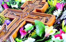 Кръстопоклонна неделя празнува Църквата днес