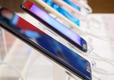 Асеновградчанин си спретна скандал в офис на мобилен оператор, изнервил се, че чака с бебето си