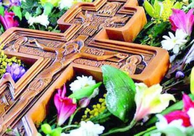 Кръстопоклонна неделя празнува Църквата днес