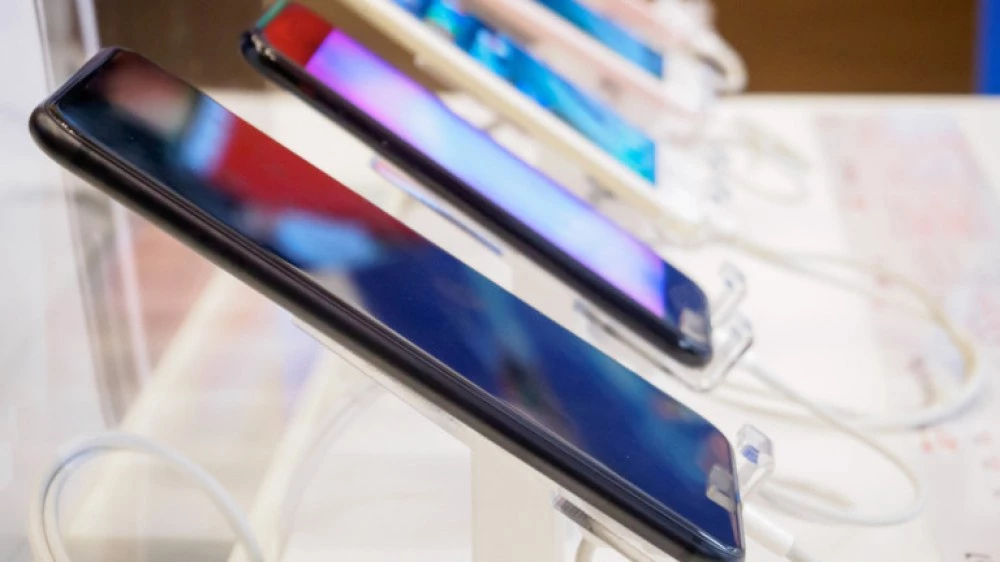 Асеновградчанин си спретна скандал в офис на мобилен оператор, изнервил се, че чака с бебето си