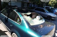 Мъж вилня в Карловско и увреди 31 автомобила, полицията откри в дома му ножове и оръжия