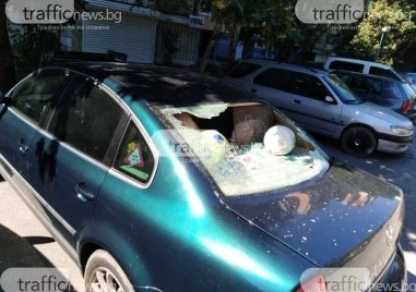 Мъж вилня в Карловско и увреди 31 автомобила, полицията откри в дома му ножове и оръжия