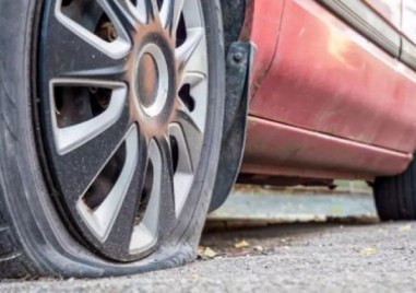 Мъжът, рязал гуми на коли в Карловско, стрелял с пушка по жена