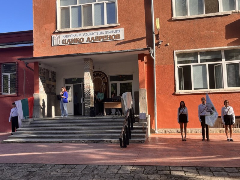 Художествената гимназия кани на годишната си изложба