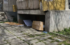 Настаниха в кризисен център семейството с две деца, живяли под тераса на блок в Тракия