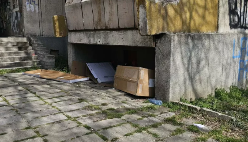 Настаниха в кризисен център семейството с две деца, живяли под тераса на блок в Тракия