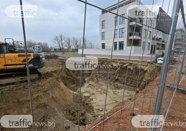 Ново застрояване на метри от река Марица срути ограда на жилищен комплекс в Пловдив