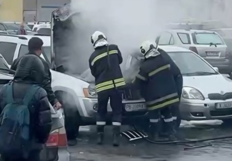 Кола пламна на паркинга на хипермаркет в Пловдив