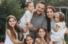 Майка на пет деца има нужда от помощ след смъртта на съпруга си