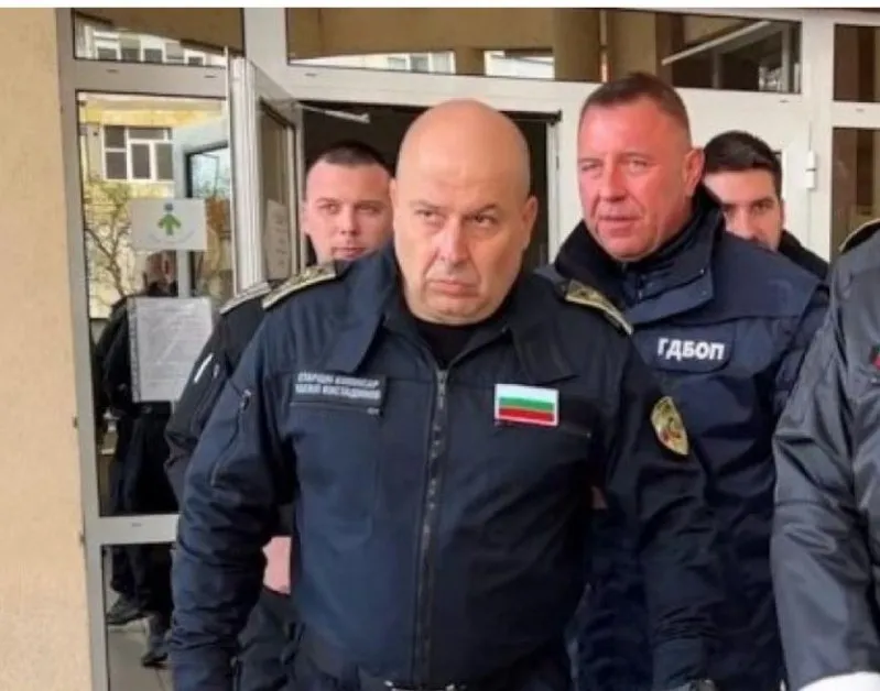 Полицай, уволнен за рекет, е върнат с почести в “преторианската“ армия на Васил Костадинов