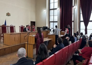 Ученици от СУ „Любен Каравелов“ проведоха открита драматизация в Районен съд– Пловдив