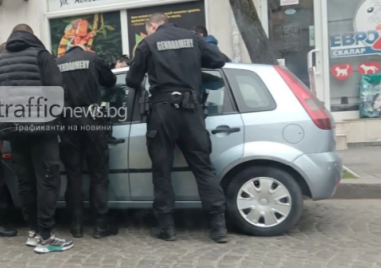 Жандармеристи отключиха кола с тел, за да помогнат на жена