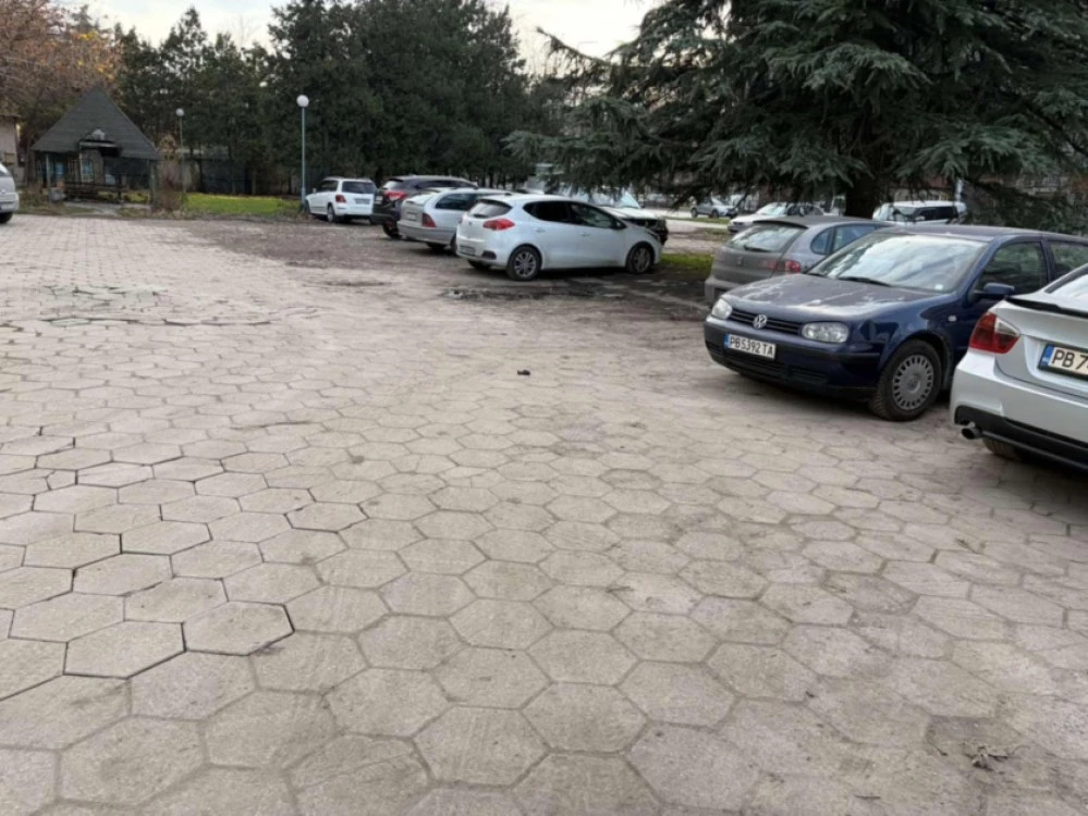 Собственикът на зала „Строител“ взе терен до комплекса, прави паркинг за 240 хил. евро