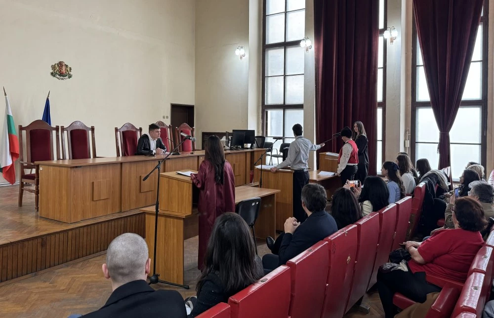 Ученици от СУ „Любен Каравелов“ проведоха открита драматизация в Районен съд– Пловдив