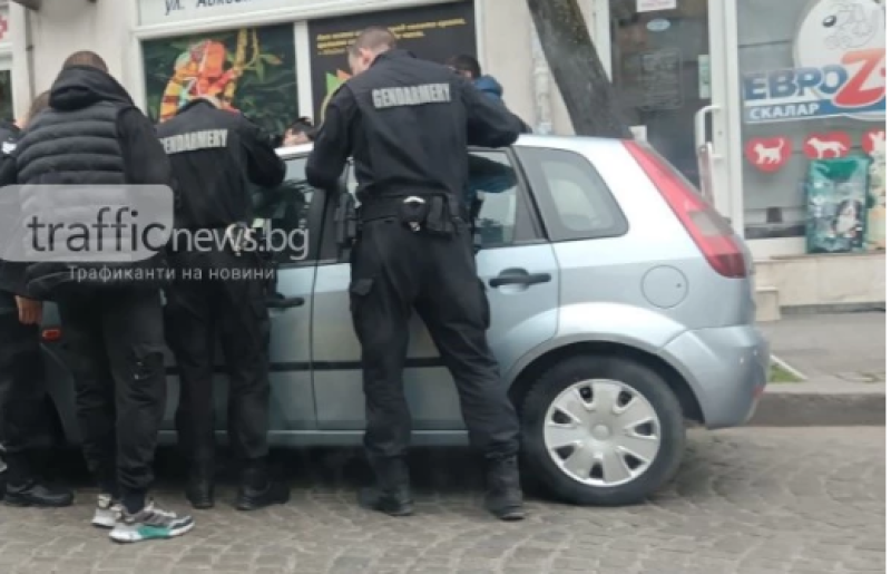Жандармеристи отключиха кола с тел, за да помогнат на жена