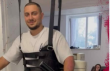 Млад мъж има нужда от помощ, за да проходи след жестока катастрофа