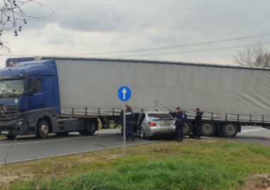БМВ се заби под камион на пътя Пловдив - Садово