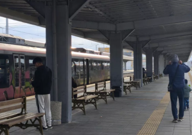 Поставиха нови пейки на всички перони на Централна гара