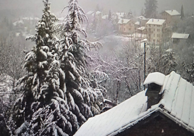 Пролетен сняг покри села в Родопската яка