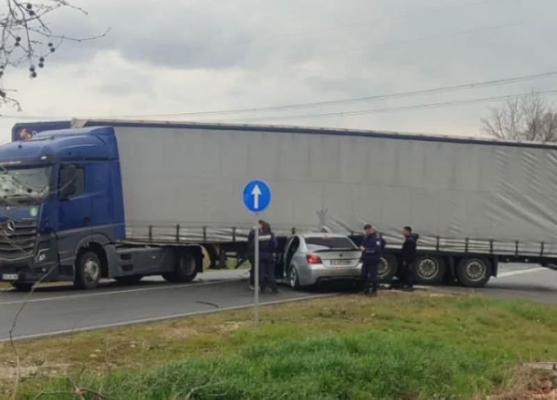БМВ се заби под камион на пътя Пловдив - Садово