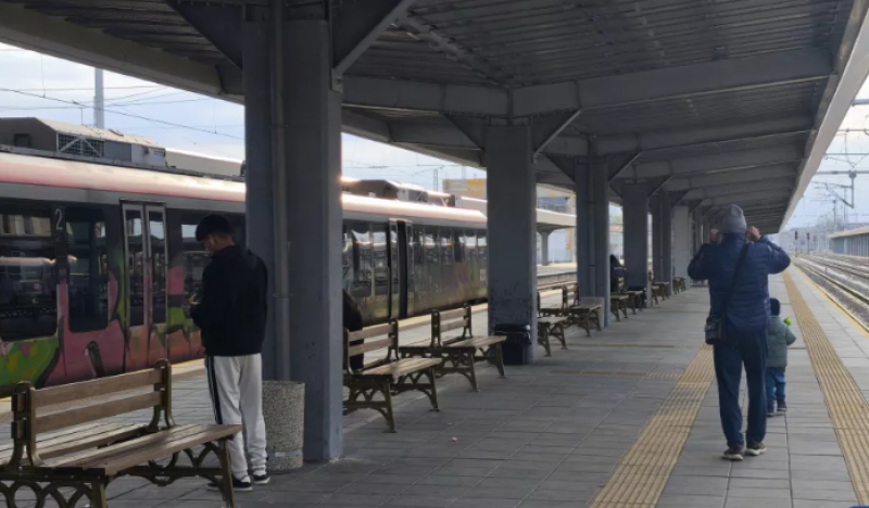 Поставиха нови пейки на всички перони на Централна гара