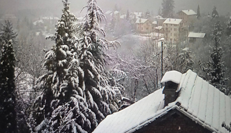 Пролетен сняг покри села в Родопската яка