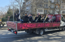 Брас бендът на Вили Стоянов джазира по булевардите на Пловдив