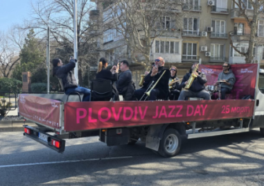 Брас бендът на Вили Стоянов джазира по булевардите на Пловдив