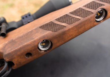 Дете стреля с въздушна пушка по свое приятелче у нас