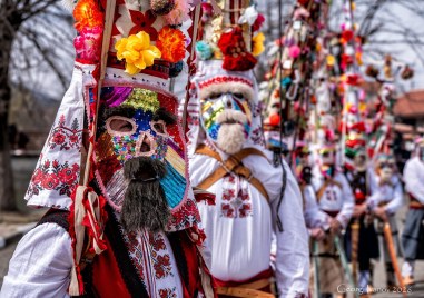 Кукерите на брезовското Борец представиха селото и най-високите качулки на „Старци в Турия “ 2026
