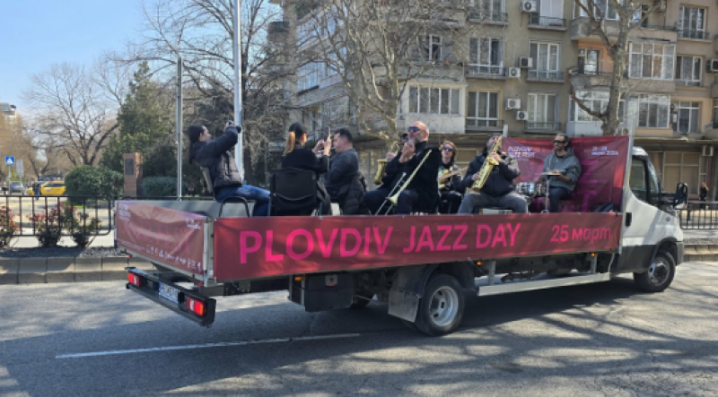 Брас бендът на Вили Стоянов джазира по булевардите на Пловдив