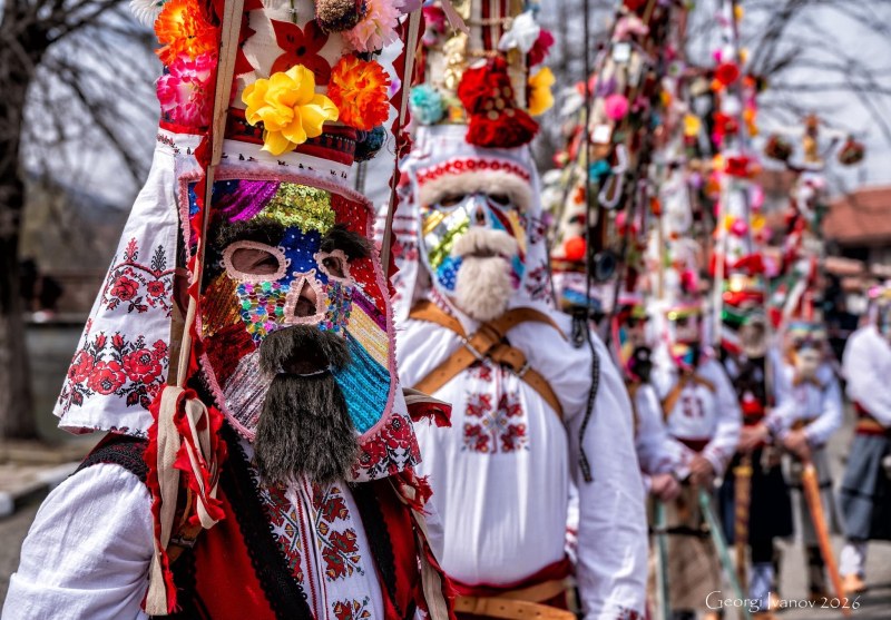 Кукерите на брезовското Борец представиха селото и най-високите качулки на „Старци в Турия “ 2026