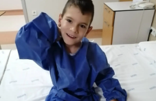 Самотен баща на три деца се бори да помогне на сина си