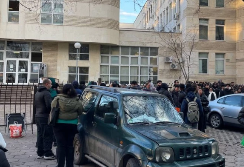 Напрежението пред служба „Миграция“ в Пловдив продължава