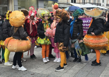 Театър, а не война! Пловдивски артисти дефилираха по Главната