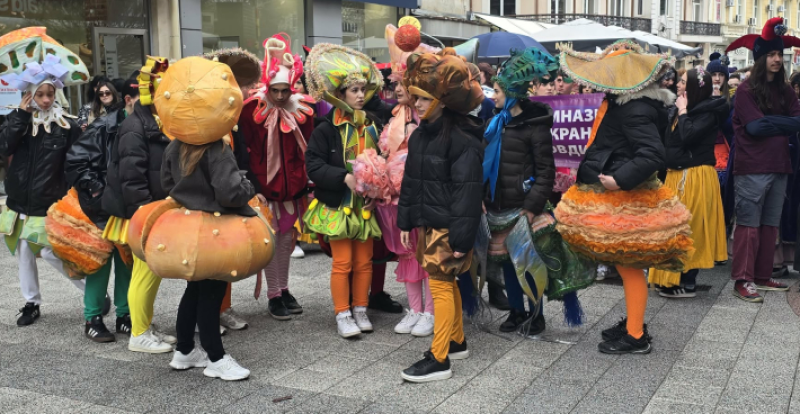 Театър, а не война! Пловдивски артисти дефилираха по Главната
