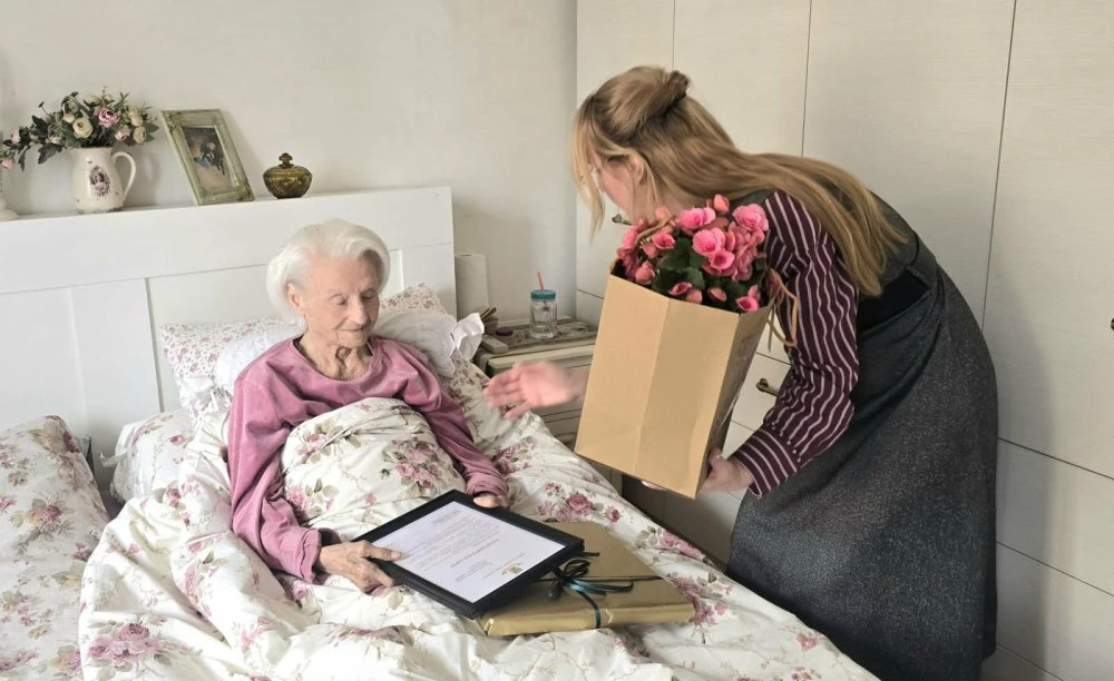 100-годишен юбилей отпразнува баба Дена от район “Северен“ - и до днес я вълнува политиката