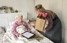 100-годишен юбилей отпразнува баба Дена от район “Северен“ - и до днес я вълнува политиката